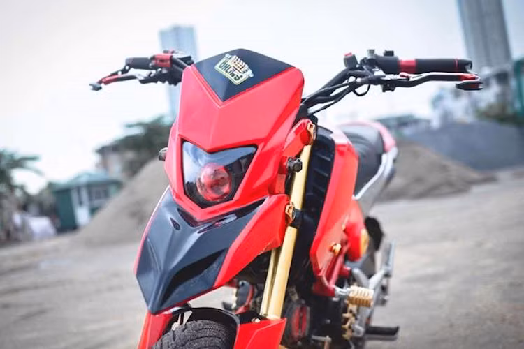 Trong đó, chi tiết mang yếu tố quyết định để khiến ngoại hình của MSX giống Hypermotard là bộ ốp đầu phía trước được tạo hình theo kiểu dáng dòng môtô của Ducati. Cụm đèn pha nguyên bản trên xe cũng đã được độ lại với bóng đèn dạng thấu kính projector, nằm ẩn phía sau chóa pha dán màu tối.