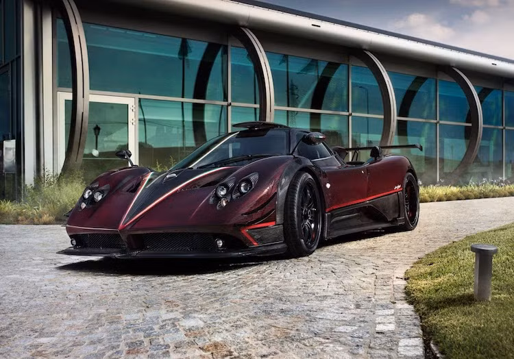Câu chuyện của chiếc siêu xe Pagani Zonda Fantasma Evo bắt đầu vào năm 2005, một đại gia tại Hồng Kông đã đặt mua chiếc Pagani Zonda F tay lái nghịch đầu tiên trên Thế giới.