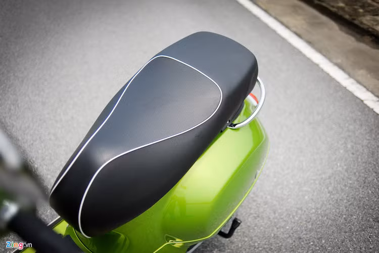 Kiểu dáng yên xe của Vespa GTS 125 ABS được thiết kế lại, bắt mắt hơn so với phiên bản cũ. Phiên bản mới còn được tích hợp thêm một số công nghệ, tiện ích mới.