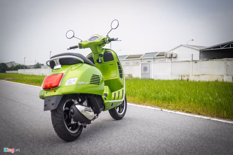 Vespa GTS 300 ABS lần đầu được giới thiệu ra thị trường và sẽ cạnh tranh trực tiếp với Honda SH 300i. Về ngoại hình, 2 phiên bản này không khác biệt nhiều, muốn biết đó là phiên bản nào chỉ có thể quan sát kỹ từng chi tiết.