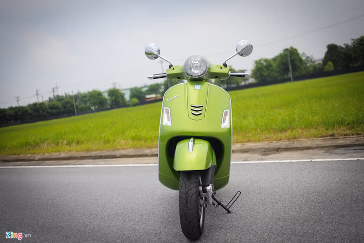 Thiết kế tổng thể của Vespa GTS không thay đổi nhiều so với cách đây 3 năm. Phần đầu xe được tích hợp thêm đèn LED chạy ban ngày, tăng thêm sự hiện đại cho mẫu xe tay ga cỡ lớn này. Tuy nhiên, thiết kế đèn xi-nhan, đèn pha, khe gió trước không thay đổi.