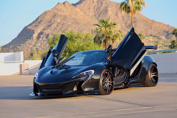 Để có thể trang bị "full bài" widebody Liberty Walk cho "xế cưng" của mình, chủ nhân siêu xe 650S Spider sẽ phải bỏ ra 42.380 USD (tương đương 959 triệu đồng), chưa bao gồm tiền vận chuyển và công lắp đặt. Để tiết kiệm chi phí, họ có thể lựa chọn widebody bằng sợi thủy tinh gia cường thay vì sợi carbon, với giá "chỉ" 34.000 USD (770 triệu đồng).