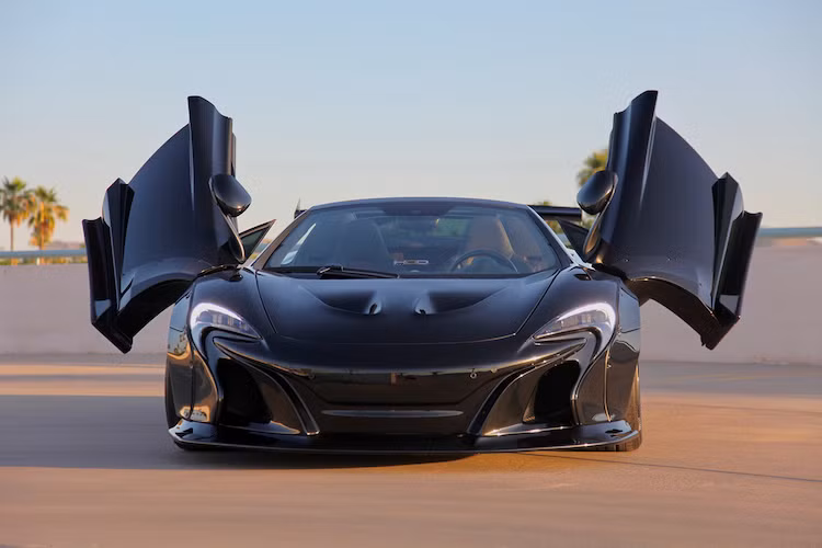 Ở phía trước, Liberty Walk đã giữ nguyên cản trước của McLaren 650S nguyên bản, sau đó lắp cho chiếc xe cánh khuếch tán khí động học bên dưới cản. Theo đúng phong cách Liberty Walk, cả 4 vòm bánh xe của McLaren 650S đã được nới rộng bằng các tấm ốp được khoan lỗ bắt vít vào thân xe.