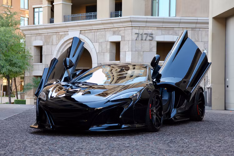 Là một hãng độ ngoại thất, Liberty Walk đã giữ nguyên bản hệ động lực của 650S Spider. Với động cơ 3.8l tăng áp kép 641 mã lực và mô-men xoắn cực đại 678 Nm, chiếc xe chỉ mất 3 giây để tăng tốc từ 0-100 km/h và đạt tốc độ tối đa 333 km/h.