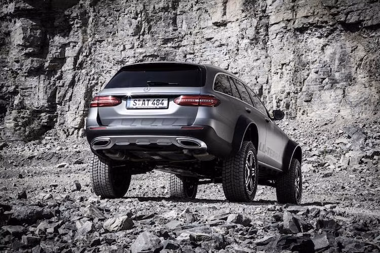 Về thiết kế, chiếc E-Class All-Terrain 4x4² không có điểm khác biệt nào so với phiên bản dân dụng, ngoại trừ các vòm bánh nới rộng bằng sợi carbon. Tuy nhiên với khoảng sáng gầm lớn, chiếc xe đã được lắp bộ bánh với lốp offroad đường kính lên tới 31 inch và cách xa thân xem thêm tới 20 cm.