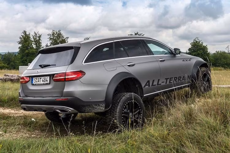 Dù chỉ là một mẫu xe ý tưởng và có thiết kế "điên rồ", nhưng Mercedes vẫn đang có ý định sản xuất hàng loạt E-Class All-Terrain 4x4² với số lượng rất nhỏ, do chiếc xe đã được những người yêu xe Mercedes-Benz hưởng ứng nhiệt liệt.
