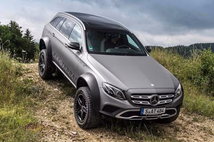 Hệ thống trục dẫn động gián tiếp trên E-Class All-Terrain 4x4² khiến chiếc xe có khoảng sáng gầm lên tới 40,64 cm - lớn hơn cả G500 4x4² và xe quân sự Humvee của Mỹ. Chưa dừng lại ở đó, xe còn có góc tới 35,8 độ, góc thoát 35,6 độ và lội nước sâu tới 50 cm. Mặc dù đã được độ gầm cao nhưng E-Class All-Terrain 4x4² vẫn giữ lại hệ thống treo khí có thể điều chỉnh độ cao như phiên bản thường.
