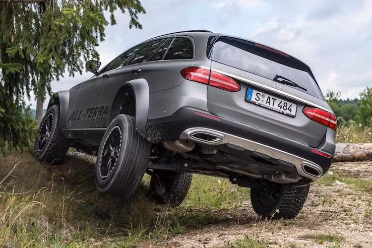 Tuy nhiên trên thực tế, khả năng địa hình của E-Class All-Terrain 4x4² vẫn không thể so được với G500 4x4² dù có gầm cao hơn. Do có hệ thống dẫn động 4 bánh toàn thời gian, chiếc xe không có khả năng gài cầu thấp hay những khóa vi sai như các dòng xe offroad chuyên nghiệp. Ngoài ra hệ thống treo đa điểm độc lập cũng không có được độ linh hoạt để giữ cho cả 4 bánh trên mặt đất ở các địa hình khó.