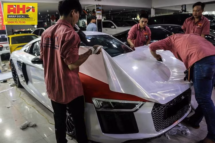 Tại Việt Nam hiện nay, hiện chỉ có đúng 2 chiếc R8 V10 Plus thế hệ mới đã "cập bến" và ra biển trắng, trong khi 1 chiếc khác của Audi Việt Nam thường được sử dụng để trưng bày trong các sự kiện lớn. Trong 2 chiếc xe này, một chiếc có màu đen và chiếc còn lại có màu đỏ, thuộc sở hữu của một tay chơi siêu xe bí ẩn.
