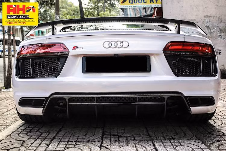 Nhờ có hàng loạt các chi tiết bằng sợi carbon, R8 Plus đã nhẹ hơn tới 40 kg so với phiên bản R8 thường. Nhờ có hệ khung mới, chiếc xe có trọng lượng nhẹ hơn tới 50 kg so với thế hệ trước, nhưng vẫn có thân xe với độ cứng chống xoắn lớn hơn 40%. Một trong những điểm phân biệt dễ dàng nhất giữa R8 Plus với R8 thường đó là cánh đuôi "gắn chết" phía sau đuôi xe bằng sợi carbon.