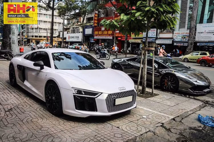 Tại Mỹ, một chiếc R8 V10 Plus mới được bán với giá 190.000 USD - khá rẻ so với hiệu năng của chiếc xe. Khi mới về thị trường Việt Nam, R8 V10 Plus được đại lý tư nhân đặt giá 11,5 tỷ đồng. Tuy nhiên do về trước thời điểm thay đổi thuế TTDB 1/7/2016 nên nếu bán lại, những chiếc R8 ngày nay sẽ có giá đắt hơn.