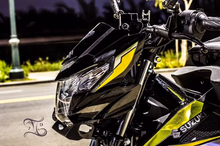 So với Satria FU150 Fi, Raider tại Việt Nam có xi-nhan trước sau tách rời. Tuy nhiên, chủ xe đã thay toàn bộ đèn trước và sau xe như của Satria FU150 Fi để có xi-nhan tích hợp chóa đèn. Lỗ bắt xi-nhan trước được tận dụng làm nơi gắn đèn LED gương cầu, trong khi trên tay lái là cặp gương chiếu hậu Rizoma.