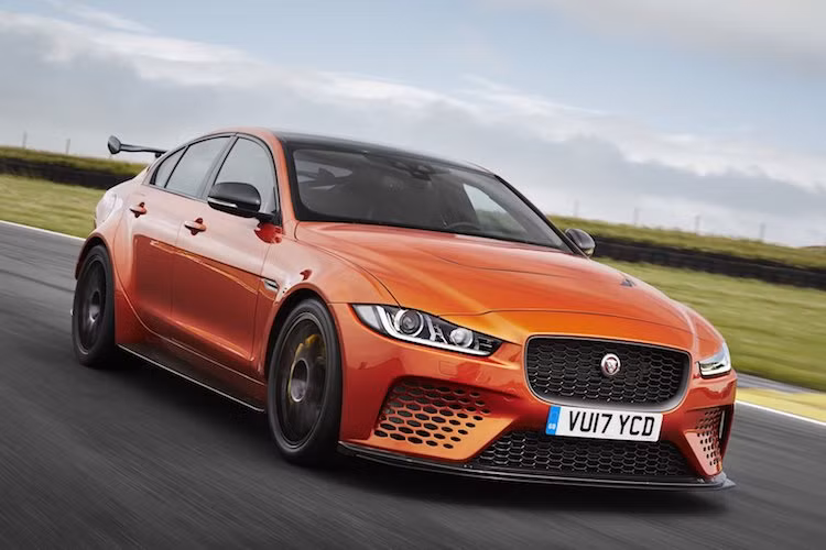 Được tạo ra nhằm cạnh tranh với BMW 3 Series, tuy nhiên dòng sedan hạng sang cỡ trung Jaguar XE vẫn thiếu một đại diện để "đấu" với phiên bản thể thao M3. Phải tới lễ hội tốc độ Goodwood vừa được tổ chức tại Anh, phiên bản thể thao nhất của dòng XE là Jaguar XE SV Project 8 mới được công bố chính thức.