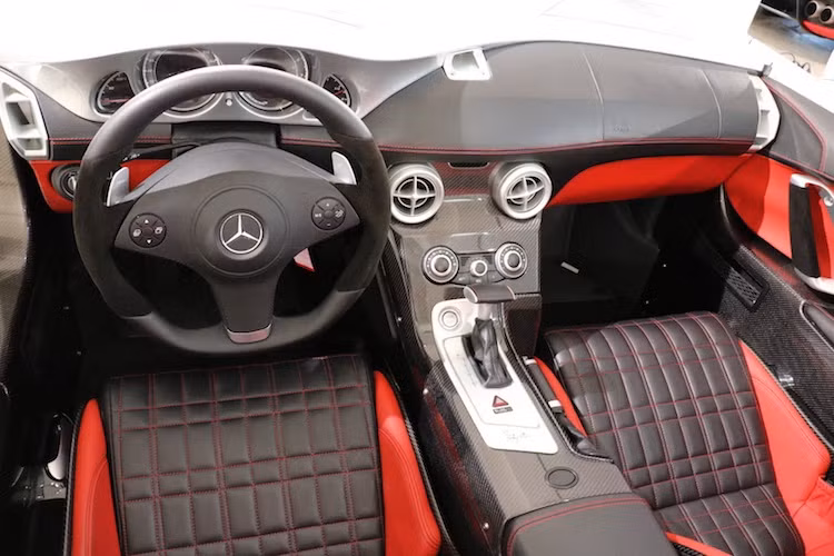 So với các phiên bản SLR khác, SLR Stirling Moss sở hữu cabin phong cách xe đua khi được tối giản một cách tối đa. Chiếc xe chỉ có duy nhất hệ thống điều hòa là trang bị tiện nghi, hoàn toàn không có bất kỳ hệ thống giải trí nào. Theo phong cách xe đua cổ điển, các ghế ngồi được chần chỉ với bề mặt ô chữ nhật, trong khi bảng điều khiển trung tâm làm từ sợi carbon.