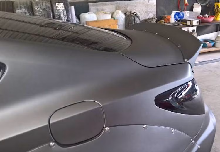 Ở phía sau, chiếc Genesis Coupe có thêm một cánh đuôi dạng nẹp được bắt vít vào mép nắp khoang hành lý. Cản sau của xe được lắp cánh khuếch tán theo thiết kế của hãng GC Tuner. Toàn bộ thân xe được đổi sang màu xám, tăng độ "ngầu" cho chiếc coupe thể thao Hàn Quốc.