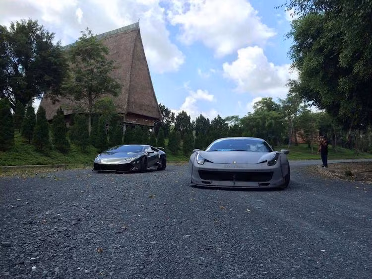 Ở dạng nguyên bản, Ferrari 458 Italia được trang bị động cơ 4.5 lít V8 nạp khí tự nhiên với công suất tối đa đa 562 mã lực và mô-men xoắn cực đại 540 Nm. Động cơ này được kết hợp với hệ thống dẫn động cầu sau và hộp số GETRAG 7 cấp ly hợp kép. Theo Ferrari, thời gian tăng tốc của 458 Italia từ 0-100 km/h chỉ rơi vào khoảng 2,9-3 giây. Trong khi đó, tốc độ tối đa của xe là 340 km/h.