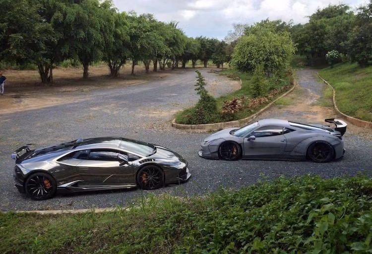 Cả 2 chiếc siêu xe này có khá nhiều điểm chung như đều được trang bị những bộ bodykit khiến ngoại hình thay đổi nhiều so với nguyên bản, đều sử dụng mâm Forgiato, đều có thân xe dán decal đổi màu, độ trong năm nay và cùng có giá hơn chục tỷ đồng tại Việt Nam.