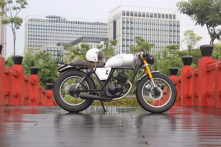 Chiếc xe côn tay Suzuki GN125 được xưởng độ Dreamers độ lại mang dáng vẻ khác xa ban đầu.