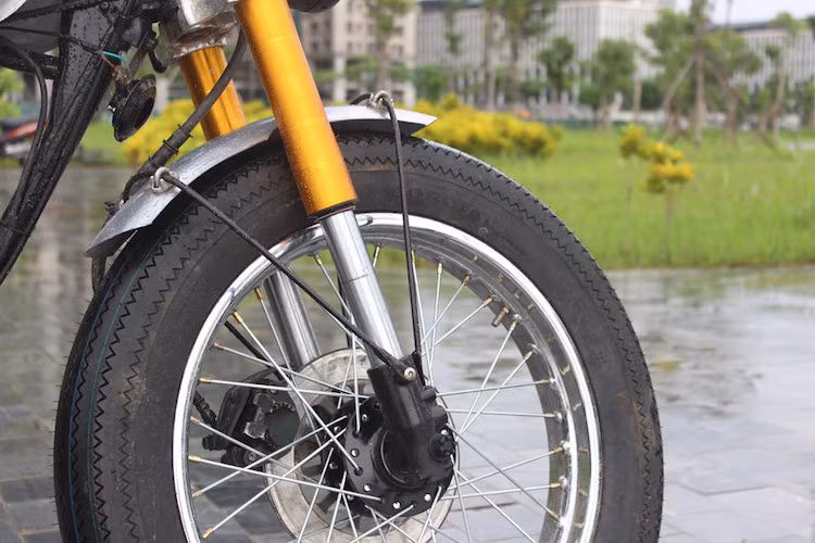 Xe sử dụng phanh đĩa phía trước, phanh tang trống phía sau.
