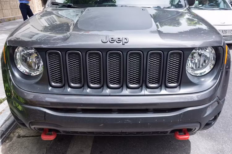 Phần đầu xe mang nét đặc trưng của Jeep, với lưới tản nhiệt 7 thanh chữ nhật đặc trưng, đi cùng với đèn pha hình tròn lớn. Phía sau, đèn hậu được làm mới với thiết kế hình vuông và chữ X ở trong khác biệt.