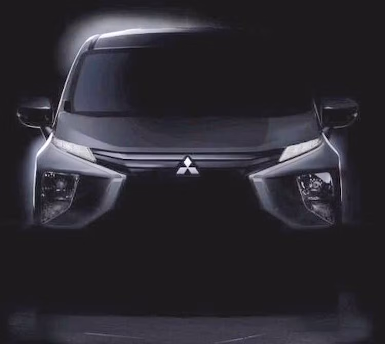 Là mẫu xe mới nhất của Mitsubishi, Expander cũng sở hữu thiết kế phần đầu mang hình chữ X theo ngôn ngữ mới nhất của hãng là Dynamic Shield. Tuy nhiên so với những mẫu xe thương mại, "lưới tản nhiệt" thật đã được chuyển xuống dưới, trong khi ở phía trên là mặt ca-lăng nối liền với các đèn LED sắc sảo. Đèn pha chính của xe cũng sẽ được chuyển xuống cản trước.
