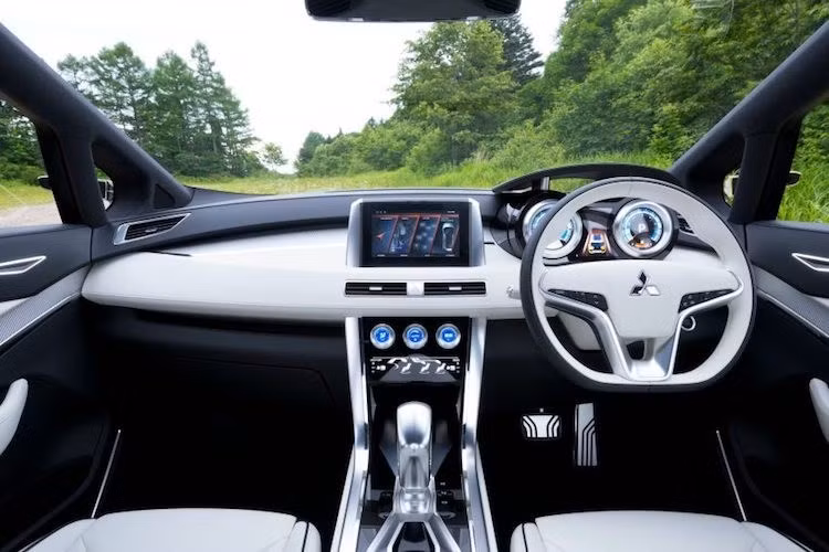 Mitsubishi không hé lộ về nội thất của Expander nhưng từ chiếc XM Concept, có thể dự đoán rằng hình dáng bảng táp lô của xe sẽ tạo thành một đường cong hình cánh cung khá giống chiếc Grandis của hãng năm xưa, nhưng đơn giản và tinh tế hơn. Những vật liệu như các chi tiết ốp kim loại bóng, da bọc nội thất màu trắng đem tới cảm giác cực kỳ thoáng đãng và tinh khôi bên trong cabin của XM.