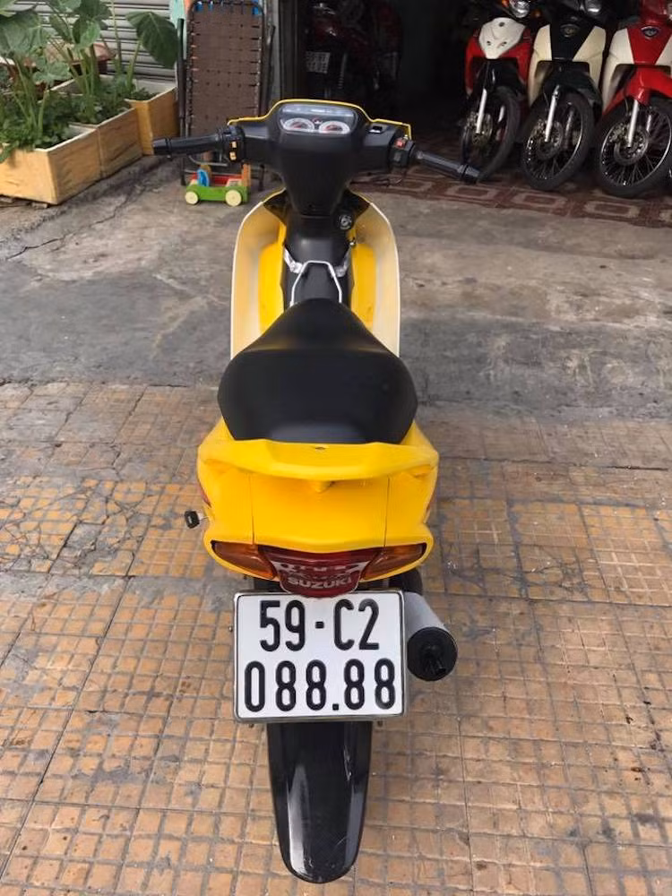 Hiện tại, do không còn được sản xuất nên những chiếc Su "xì-po" nói chung và RGX 120 nói riêng đều được dân chơi săn lùng và sẵn sàng bỏ ra gần, hoặc thậm chí hơn 100 triệu đồng để sở hữu. Tuy nhiên với biển số "siêu đẹp" tứ quý 8 và tình trạng gần như mới hoàn toàn, chiếc RGX 120 trong bài viết có giá "khủng" lên tới hơn 200 triệu đồng.