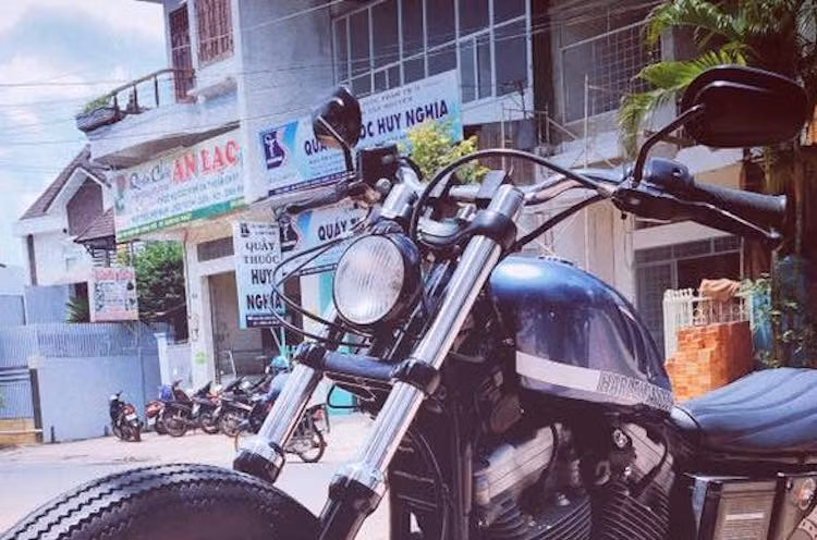 Để chiếc xe có dáng thấp và ấn tượng hơn, cặp phuộc trước nguyên bản của 883 đã được chủ xe hạ thấp xuống khoảng 3 cm. Dè trước nguyên bản của chiếc xe được tháo bỏ, trong khi đèn pha nguyên bản đã được thay bằng đèn chóa tròn với kích thước nhỏ hơn, đặt thấp hơn ở vị trí giữa chảng ba trên dưới.