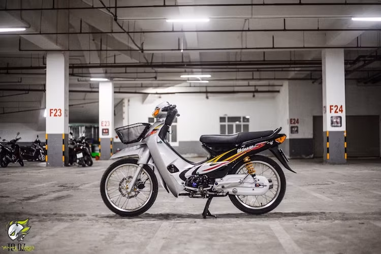 Toàn bộ phần thân vỏ nguyên bản của chiếc xe được giữ nguyên, chỉ sơn lại trong tông màu bạc-đen như phiên bản Wave S 110 đời mới hơn ở Thái Lan. Với màu sơn mới, chủ xe cũng đã lựa chọn tem của Wave S cho chiếc xe của mình.