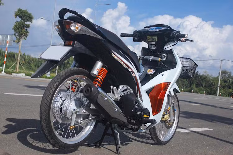 Mẫu xe số phổ thông tầm trung Honda Future 125 đã được người chơi xe tại Gia Lai độ lại theo phong cách kiểng, lấy cảm hứng từ những chiếc Wave 125 được biker Thái Lan khá ưa chuộng.