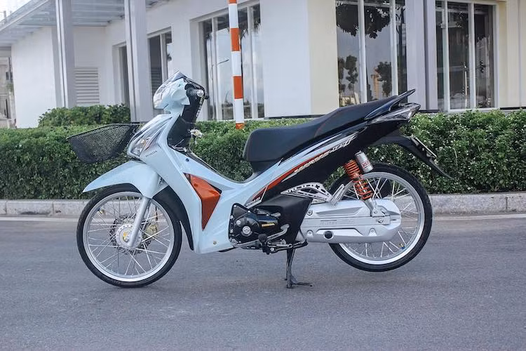 Tại Thái Lan, những chiếc Wave 125 cũng được khá nhiều người chơi xe ưa chuộng và thường được độ lại theo phong cách kiểng. Chơi xe theo phong cách kiểng Thái, một biker Gia Lai đã tiến hành "dọn kiểng" chiếc Future 125 Việt của mình thành phiên bản Wave 125 Thái Lan.
