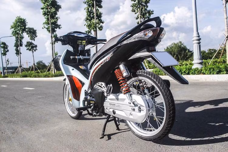 Đi kèm với niềng nhôm là bộ lốp Michelin. Cũng nhằm mục đích tăng cảm giác lái của xe, cặp phuộc nguyên bản được thay thế bằng phuộc YSS bình dầu rời. Trong khi đó, các thanh gác chân cho người ngồi sau cũng được trang trí lại bắt mắt theo phong cách kiểng bằng cách phay các họa tiết khác nhau.
