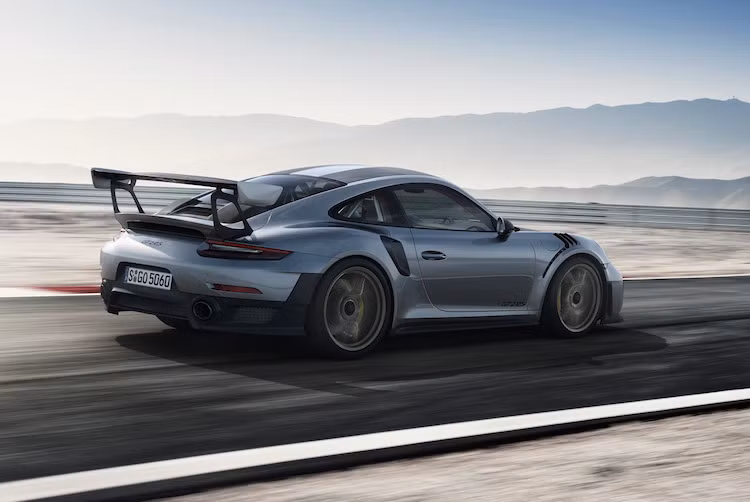 Với công suất lớn và không còn hệ dẫn động 4 bánh như bản Turbo S, Porsche đã trang bị cho 911 GT2 hệ thống đánh lái trục sau, hệ thống điều khiển lực kéo PSM được cân chỉnh đặc biệt, phanh gốm-carbon và bộ lốp bản rộng ((265/35 ZR 20 trước, 325/30 ZR 21 sau) để người lái có thể kiểm soát chiếc xe dễ dàng hơn.