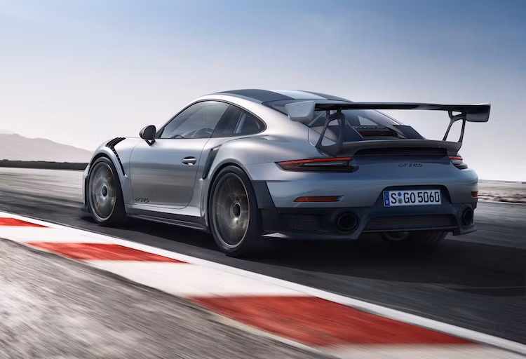 Không chỉ đơn giản là một chiếc 911 Turbo S nâng cấp, Porsche đã phát triển 911 GT2 để nó trở thành một chiếc 911 "tối thượng". Không chỉ có vẻ ngoài như xe đua với nhiều chi tiết khí động học ấn tượng, chiếc xe còn có trọng lượng ướt chỉ 1470 kg nhờ nắp ca-pô, dè trước, khe hút gió làm mát, một phần đuôi xe làm từ sợi carbon và mui từ magie.