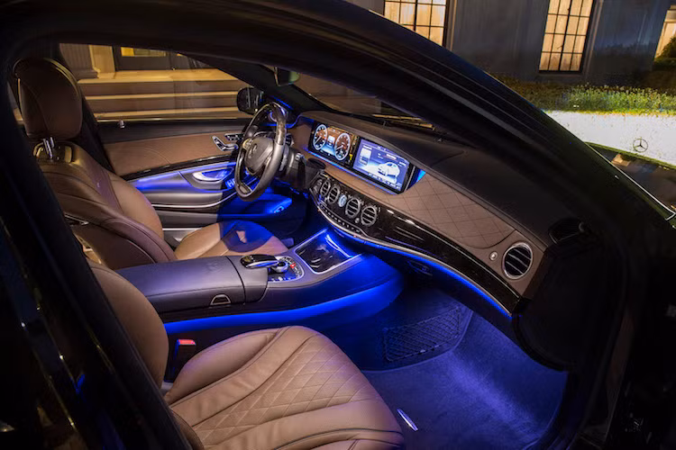 Bên trong nội thất của Maybach S650 vẫn đạt tiêu chuẩn siêu sang khi sử dụng các chất liệu cao cấp như gỗ thượng hạng cùng da Nappa/Nappa Designo. Khách hàng mua Mercedes-Maybach có thể lựa chọn 462 sự kết hợp khác nhau giữa màu sơn ngoại thất/màu nội thất/loại gỗ quý/loại mâm xe.