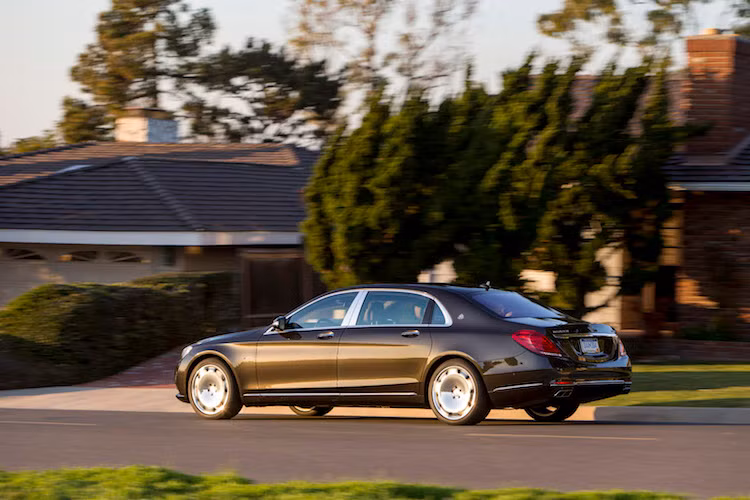 Hệ động lực này đã được "bê nguyên" từ phiên bản S650 Cabriolet sang. Tuy nhiên trên Maybach S650, Mercedes sẽ sửa đổi lại phần mềm quản lý động cơ và hộp số để thiên về cảm giác lái tiện nghi, sang trọng hơn. Với trục cơ sở lớn, chắc chắn Maybach S650 cũng sẽ nặng hơn Mercedes-AMG S65.