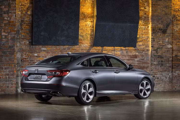 Honda Accord thế hệ mới sẽ được sản xuất tại nhà máy Marysville của Honda ở Ohio - Mỹ và bán ra từ cuối năm nay. Hiện tại chiếc xe chưa có giá chính thức.