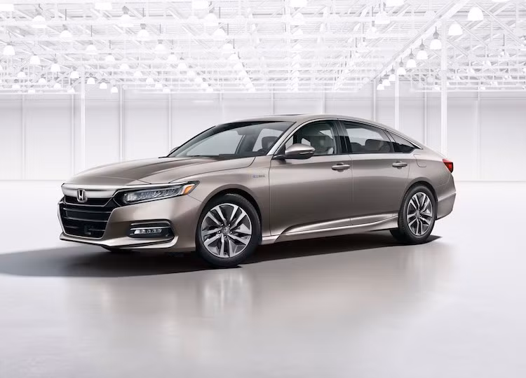 Xe dẫn động cầu trước và có 2 lựa chọn hộp số: số sàn 6 cấp hoặc tự động 10 cấp. Bên cạnh đó, tại một số thị trường, Accord thế hệ mới cũng sẽ có phiên bản động cơ xăng-điện hybrid được tích hợp 2 mô-tơ điện thế hệ thứ 3 của hãng. Phiên bản này sẽ dùng động cơ 2.0l Atkinson nhưng hiện tại, thông số kỹ thuật chi tiết của Accord Hybrid 2018 chưa được Honda công bố.