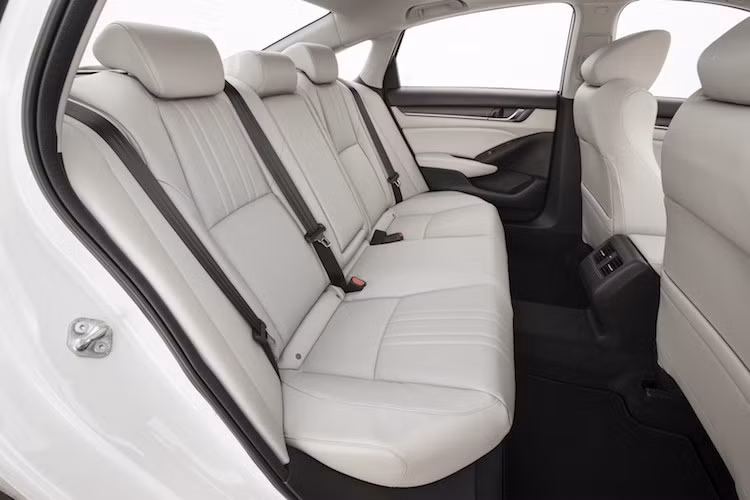 Các trang bị nổi bật khác bên trong cabin của Accord thế hệ mới bao gồm ghế lái điều chỉnh điện 12 hướng, màn hình hiển thị trên kính HUD kích thước 6 inch, kết nối Apple CarPlay và Android Auto tích hợp vào hệ thống giải trí, sạc điện thoại không dây, bộ phát Wifi bằng sim 4G LTE, dàn âm thanh 10 loa 450W cao cấp...