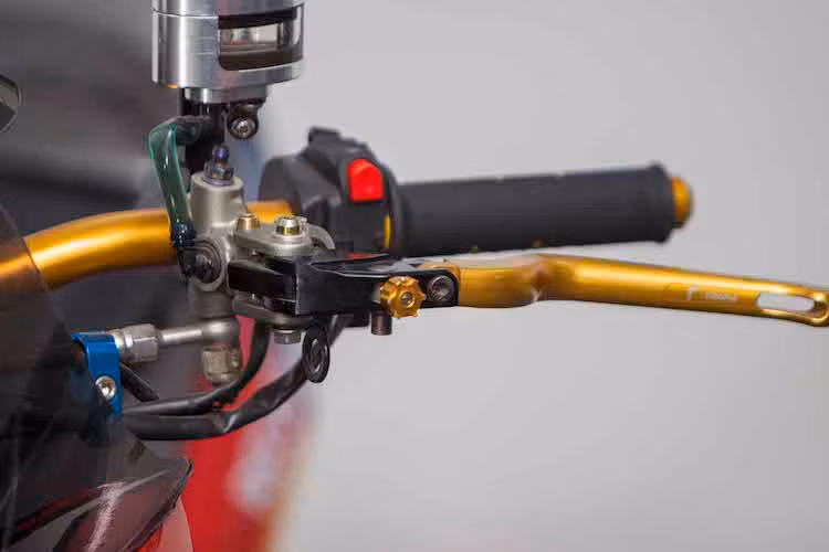 Nằm ở phía trên tay lái của xe cũng là một loạt các "đồ chơi" khác nhau như cùm phanh và côn Brembo kết hợp cùng cặp tay Rizoma, bao tay Domino, cùm ga Domino, cùm công tắc rút gọn Domino, bình dầu Rizoma Next và bao tay Domino.