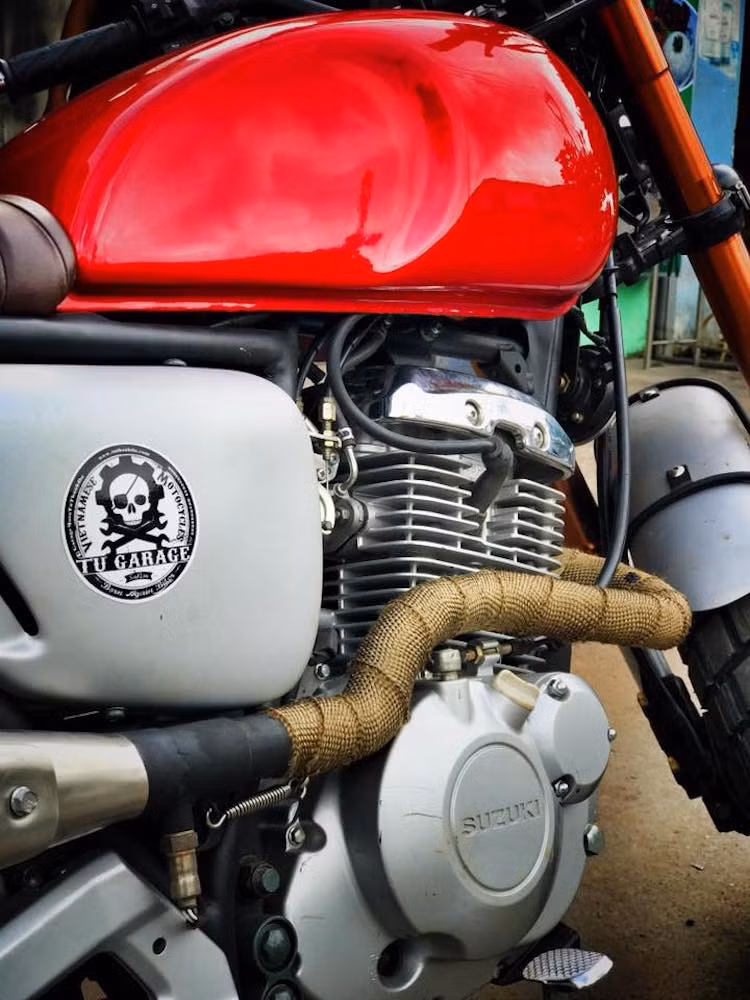 Chiếc xe côn tay EN150A nguyên bản có kiểu dáng naked-bike và thiết kế khá "quê", chính vì vậy TTD đã loại bỏ toàn bộ bình xăng và các chi tiết thân vỏ của chiếc xe. Thay vào đó, xưởng độ đã trang bị cho xe một bình xăng lớn với kiểu dáng khá giống Triumph Bonneville được sơn màu đỏ bắt mắt, cùng với cặp ốp che hai bên thân xe gò thủ công sơn bạc.