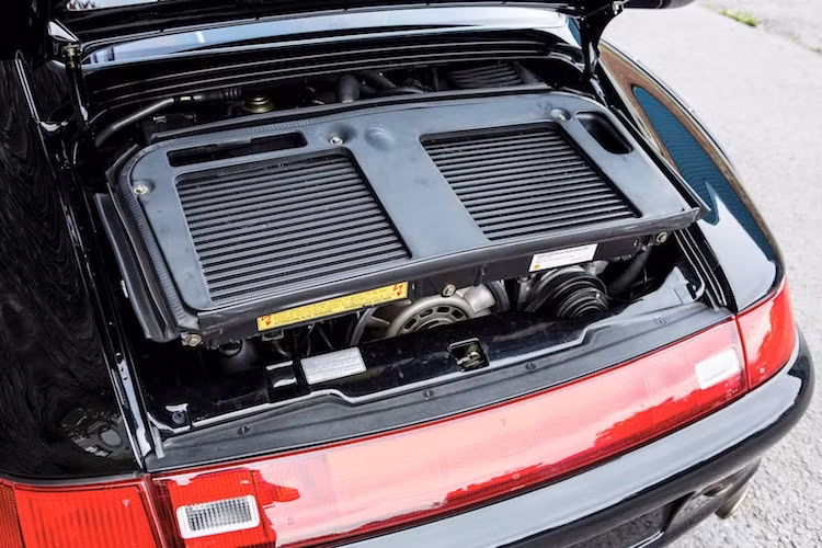 Nằm ở phía sau đuôi của 911 GT2 là khối động cơ 6 xi-lanh nằm ngang 3.6l tăng áp kép, đạt công suất tối đa lên tới 444 mã lực và mô-men xoắn cực đại 585,7 Nm - những con số rất ấn tượng vào năm 1993.