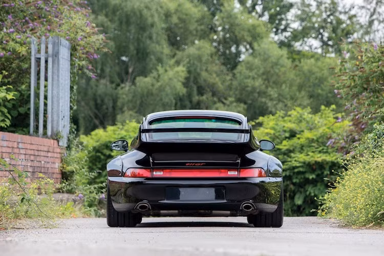 Sắp tới, chiếc 911 GT2 màu đen trong bài viết này sẽ một lần nữa được RM Sotheby's đưa ra đấu giá tại London. Do những biến động về giá gần đây nên nhà đấu giá này không thể đưa ra mức dự đoán cho chiếc xe này. Tuy nhiên xét tới việc chiếc xe đang ở trong tình trạng gần như mới và chỉ có tổng cộng 57 chiếc GT2 993 từng được sản xuất, chắc chắn nó không thể rẻ hơn mức 1 triệu USD.