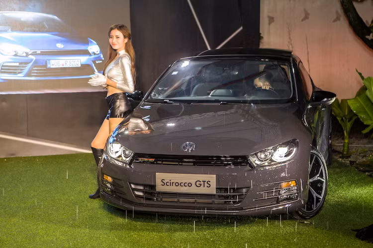 Cũng giống như Scirocco R, Scirocco GTS sẽ có tổng cộng 7 lựa chọn màu sắc khác nhau tại thị trường Việt Nam. Xe sẽ chính thức được bán ra tại Việt Nam từ ngày 19/7/2017 với giá niêm yết 1,619 tỷ đồng, riêng phiên bản màu trắng Oryx White đắt hơn 30 triệu đồng.
