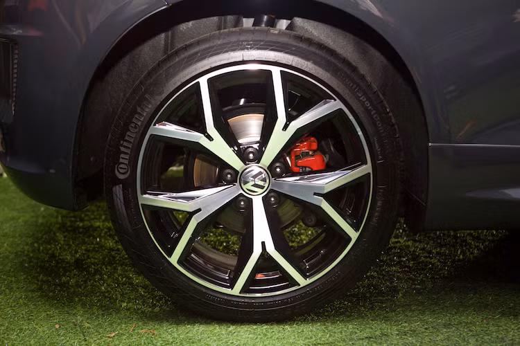 Scirocco GTS có kích thước tổng thể 4.256 x 1.810 x 1.406 mm (dài x rộng x cao) và trọng lượng 1.369 kg. So với các phiên bản thường, chiếc xe nổi bật hơn với bộ mâm đúc 5 cánh chữ Y mang tên gọi Norwich với đường kính 18 inch, hệ thống phanh với heo sơn màu đỏ nổi bật và logo GTS trên lưới tản nhiệt.