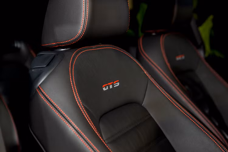 Giống như Scirocco R, Scirocco GTS cũng được trang bị vô-lăng 3 chấu và ghế thể thao. Tuy nhiên thay vì chữ R, logo GTS được gắn ở chấu vô-lăng vị trí 6 giờ và thêu nổi trên lưng mỗi ghế ngồi. Ngoài ra xe còn có bậc bước chân logo GTS, chỉ thêu tương phản màu đỏ và nội thất trang trí bằng viền kim loại bóng.
