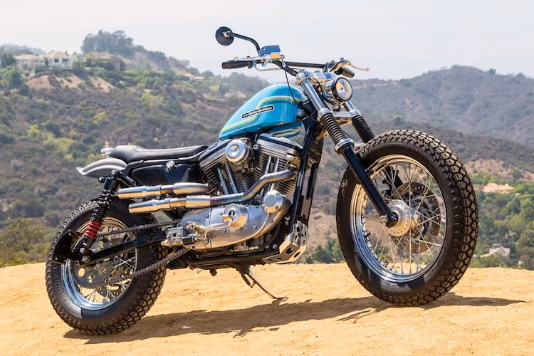 Sở hữu kiểu dáng cruiser nhưng dưới bàn tay của Clint Hanaway - một người đam mê xe tại Mỹ, chiếc Harley-Davidson Sportster 883 đã biến hình thành một chiếc tracker đường đất đầy cá tính.