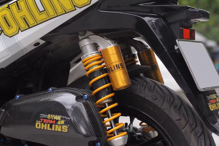 Thay vì cặp phuộc lò xo lồng nguyên bản, chiếc xe đã được chủ nhân thay phuộc Ohlins bình dầu rời từ Honda SH300 với khả năng điều chỉnh hành trình và độ nhún/nảy tự do. Cùng với lốp Michelin City Grip, chiếc SH nay đã có khả năng điều khiển chính xác và an toàn hơn.