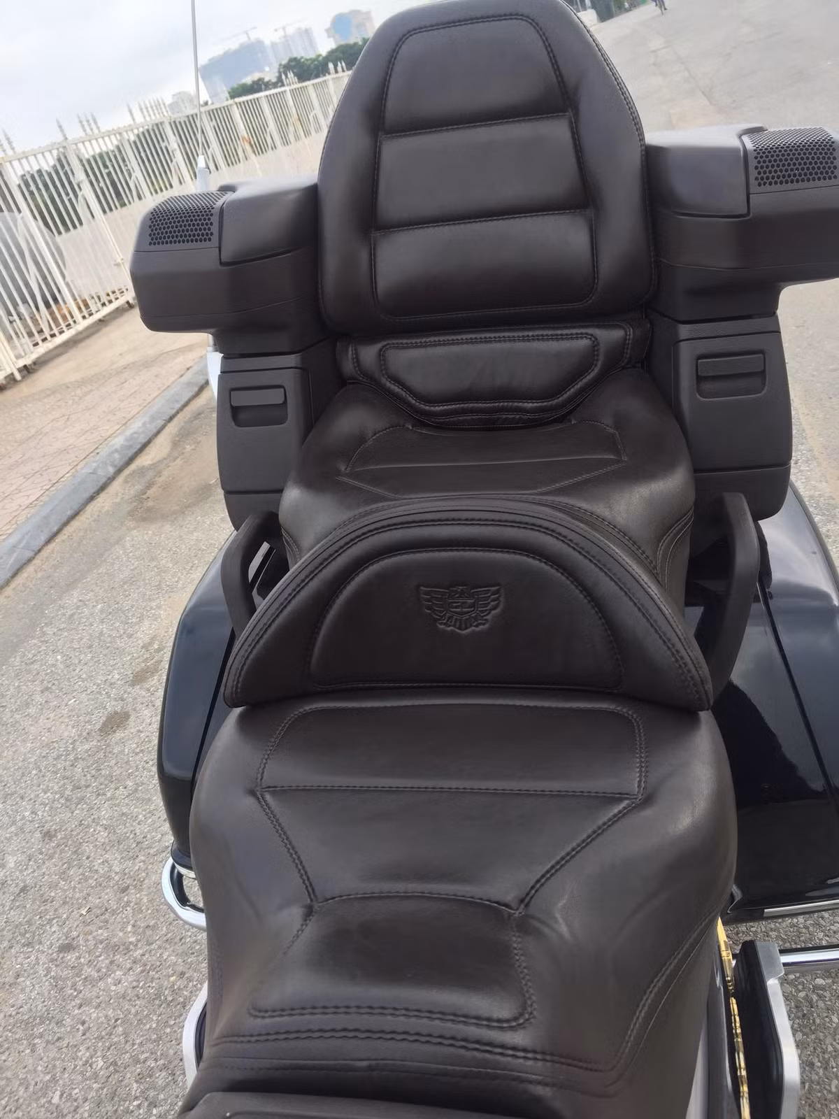 Bộ yên của Goldwing GL1500 cũng có thiết kế dạng "ghế bành" tạo sự thoải mái cho cả người lái lẫn hành khách khi di chuyển trên những hành trình xa. Bề mặt yên được bọc da cao cấp, với đệm đỡ hông người lái dập nổi logo đặc trưng của Goldwing.