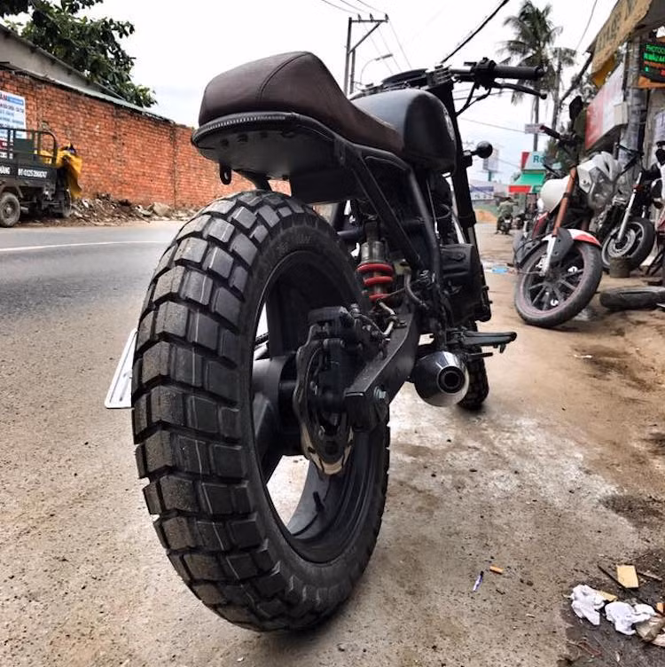 Dù là một bản độ cafe racer cổ điển nhưng TTD vẫn giữ lại cặp mâm đúc 3 cây nguyên bản của CB125R, kết hợp cùng với lốp gai địa hình để khiến chiếc xe trông khỏe khoắn hơn. Khối động cơ 125 cc 2 xi-lanh của xe được khắc phục các nhược điểm bằng phụ tùng Honda "xịn" và có tiếng nổ trầm ấm nhờ pô "quả chùy" chế tạo thủ công.